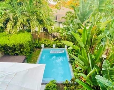 3037 S Elizabeth St - Photo Thumbnail 7