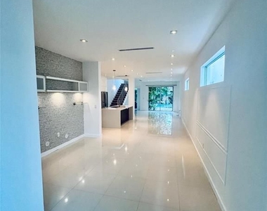 3037 S Elizabeth St - Photo Thumbnail 9
