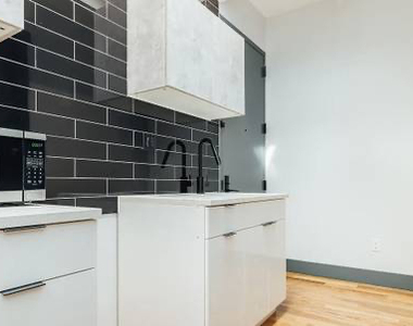 237 Montrose Avenue - Photo Thumbnail 2