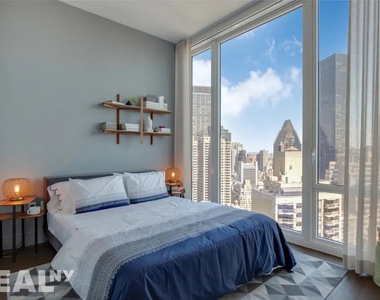 East 44th Street - Photo Thumbnail 2