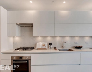 East 44th Street - Photo Thumbnail 4