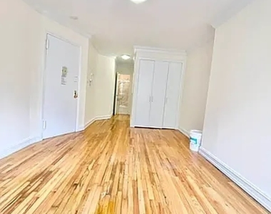 East 81 Street - Photo Thumbnail 4