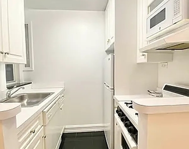 East 81 Street - Photo Thumbnail 2