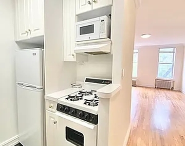 East 81 Street - Photo Thumbnail 3