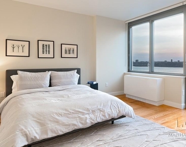 West 57th St - Photo Thumbnail 2