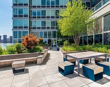 Center Boulevard - Photo Thumbnail 2