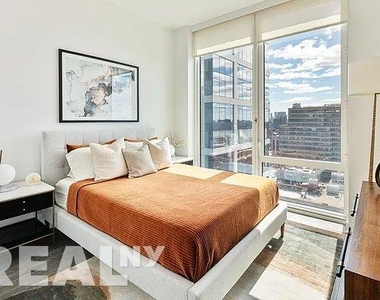 West 30th Street - Photo Thumbnail 3