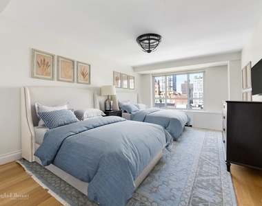 200 E 66th St - Photo Thumbnail 2
