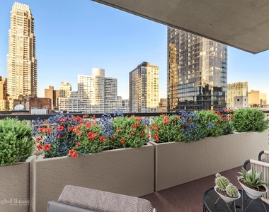 200 E 66th St - Photo Thumbnail 4