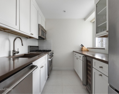 200 E 66th St - Photo Thumbnail 3