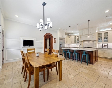 218 W 10th Street - Photo Thumbnail 10