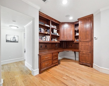218 W 10th Street - Photo Thumbnail 16