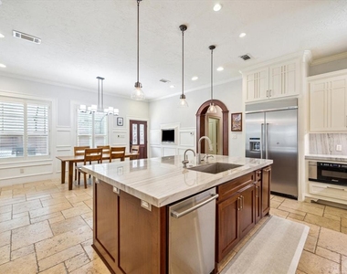 218 W 10th Street - Photo Thumbnail 12