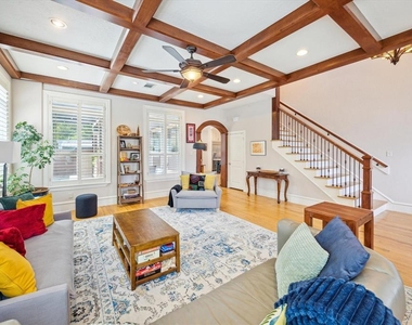 218 W 10th Street - Photo Thumbnail 6