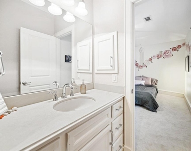 218 W 10th Street - Photo Thumbnail 23