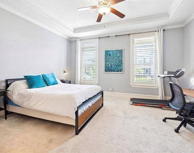218 W 10th Street - Photo Thumbnail 7