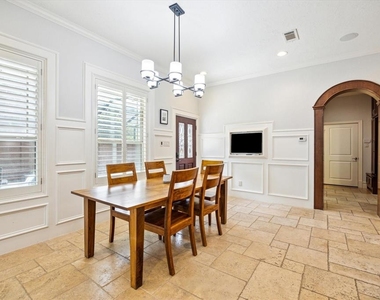 218 W 10th Street - Photo Thumbnail 9