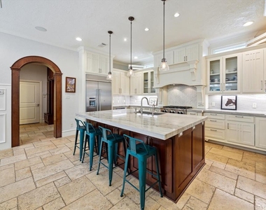 218 W 10th Street - Photo Thumbnail 11