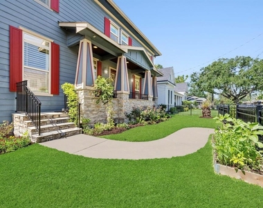 218 W 10th Street - Photo Thumbnail 3