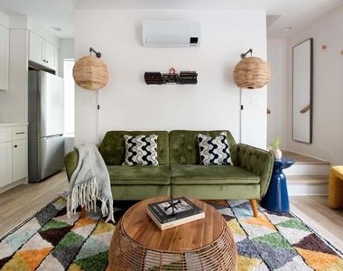 542 Boulevard Place Ne - Photo Thumbnail 7
