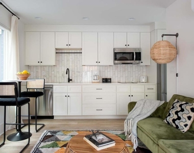 542 Boulevard Place Ne - Photo Thumbnail 5