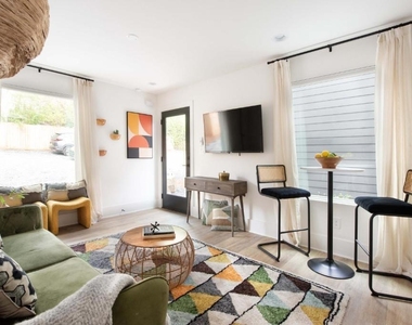 542 Boulevard Place Ne - Photo Thumbnail 1