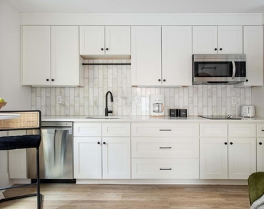 542 Boulevard Place Ne - Photo Thumbnail 9