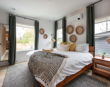 542 Boulevard Place Ne - Photo Thumbnail 2