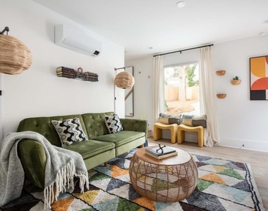 542 Boulevard Place Ne - Photo Thumbnail 8