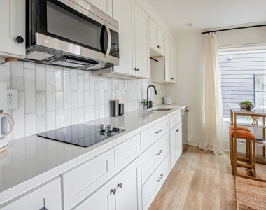 542 Boulevard Place Ne - Photo Thumbnail 13
