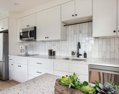 542 Boulevard Place Ne - Photo Thumbnail 9