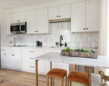 542 Boulevard Place Ne - Photo Thumbnail 7