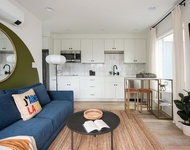 542 Boulevard Place Ne - Photo Thumbnail 2