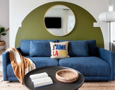 542 Boulevard Place Ne - Photo Thumbnail 4