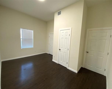 3112 Stonewall Street - Photo Thumbnail 4