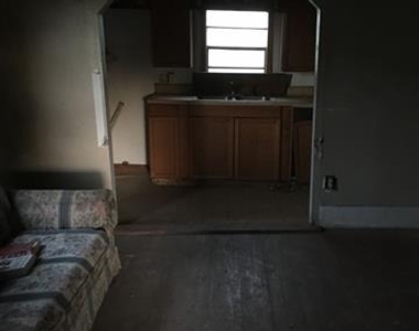 803 S Neches Street - Photo Thumbnail 5