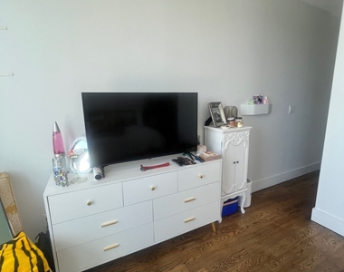 321 Woodbine Street - Photo Thumbnail 2
