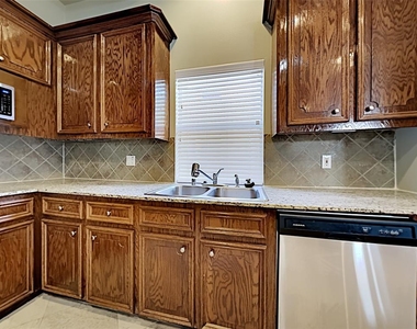 1304 Dart Street - Photo Thumbnail 4