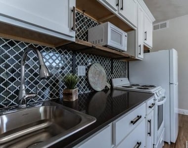 101 N Rose St - Photo Thumbnail 6