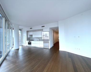 East 44th Street - Photo Thumbnail 2