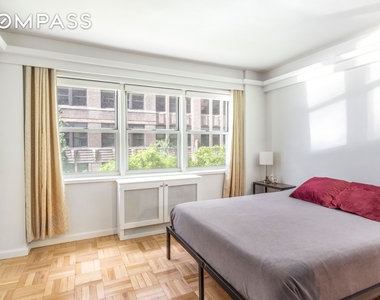 321 E 45th Street - Photo Thumbnail 2