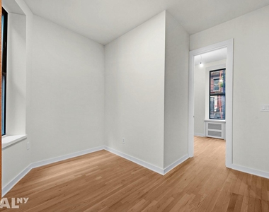 W 45th St - Photo Thumbnail 1