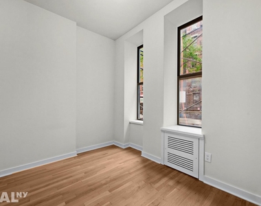 W 45th St - Photo Thumbnail 2