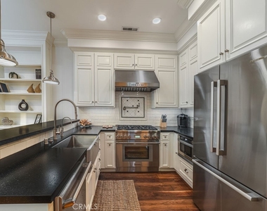 700 Acacia Avenue - Photo Thumbnail 10
