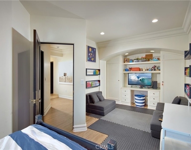 11 Emerald Bay - Photo Thumbnail 17