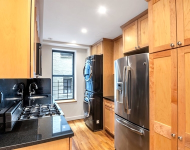 E 81st St - Photo Thumbnail 0