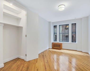 E 81st St - Photo Thumbnail 3
