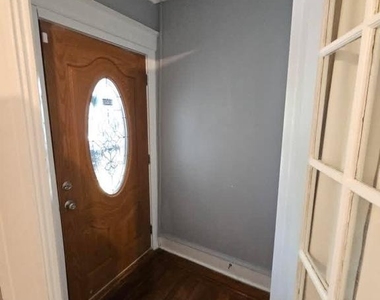5736 Woodcrest Avenue - Photo Thumbnail 3