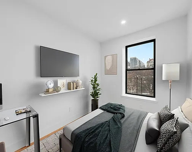 312 Manhattan Avenue - Photo Thumbnail 5