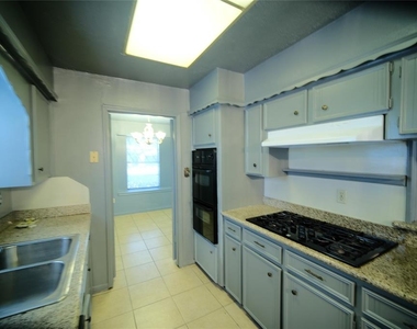 12327 Bexley Drive - Photo Thumbnail 4